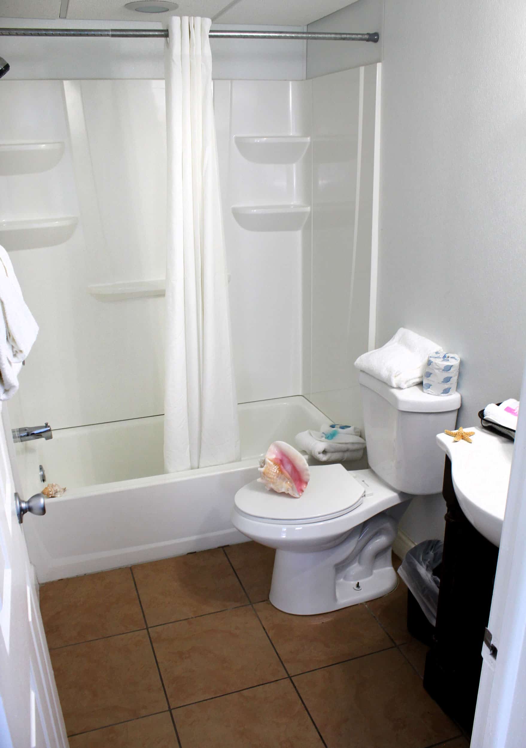 Bay Inn Standard Room | Bathroom | Rooms Available